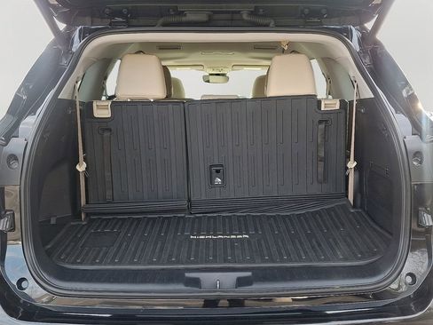 Used 2021 Toyota Highlander XLE image 29