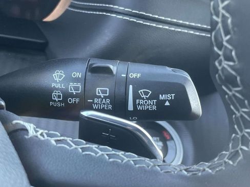 Used 2023 Jeep Grand Cherokee L Laredo image 27