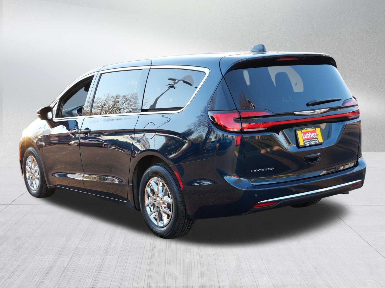 Used 2025 Chrysler Pacifica Select FWD image 5