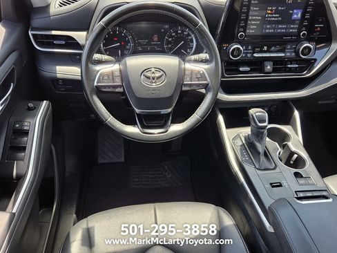 Used 2021 Toyota Highlander XLE FWD image 11
