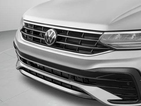 Used 2023 Volkswagen Tiguan SE R-Line FWD image 59