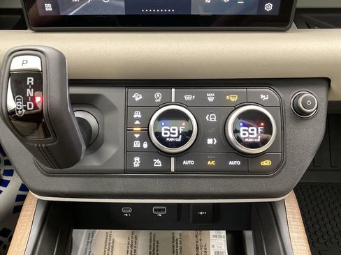 Used 2023 Land Rover Defender 110 SE AWD/4WD image 18