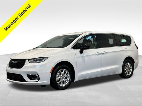 Used 2025 Chrysler Pacifica Select FWD image 3