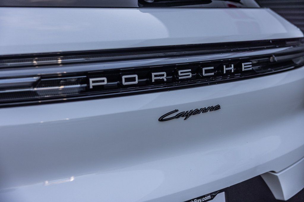 Certified 2025 Porsche Cayenne E-Hybrid AWD/4WD image 28