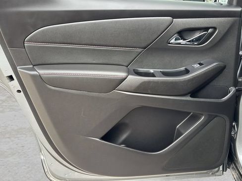 Used 2023 Chevrolet Traverse RS FWD image 13