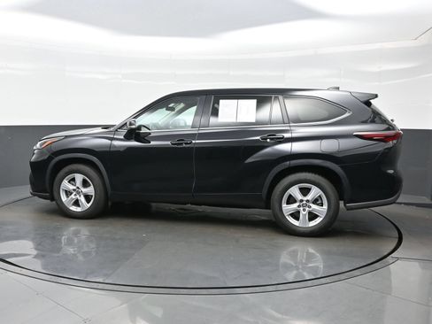 Used 2024 Toyota Highlander LE FWD image 3