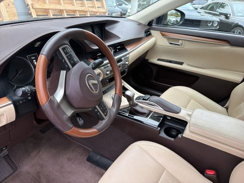 Used 2018 Lexus ES 350 w/ Navigation System Package image 10