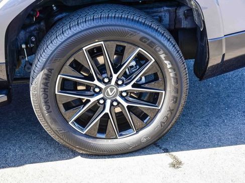 Used 2024 Lexus GX 550 w/ Accessory Package (31) AWD/4WD image 9
