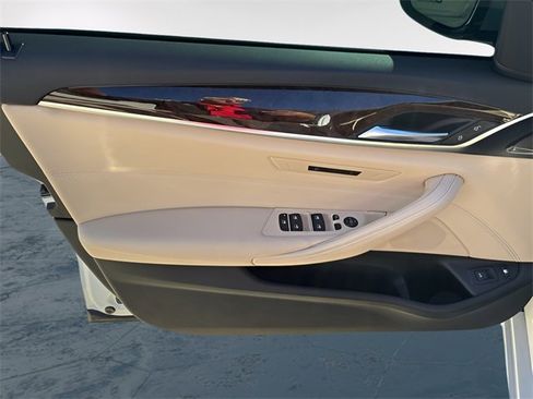 Used 2019 BMW 530e w/ Premium Package image 20