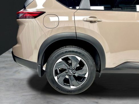 Used 2025 Nissan Rogue SV image 11