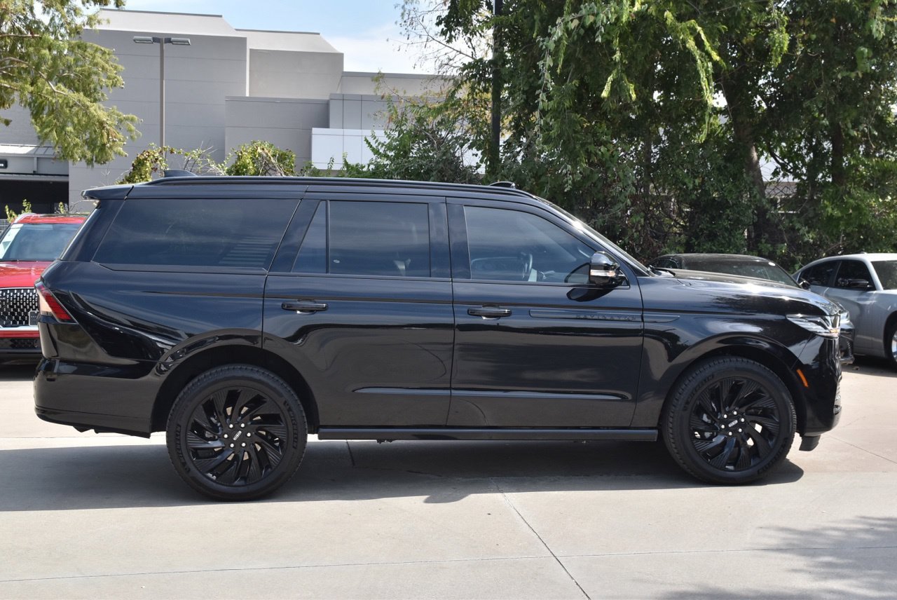 New 2026 Lincoln Navigator Reserve w/ Jet Appearance Package AWD/4WD image 5