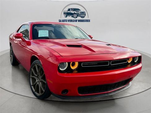 Used 2015 Dodge Challenger SXT RWD image 7