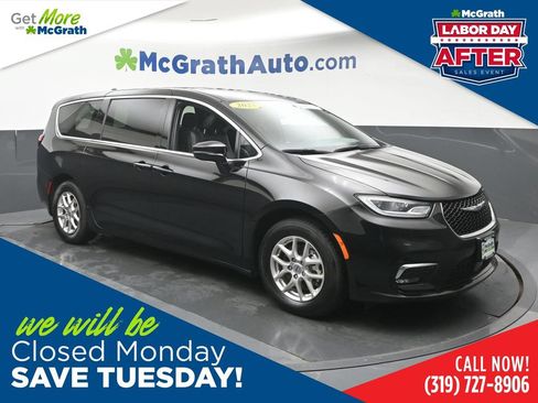 Used 2025 Chrysler Pacifica Select FWD image 1