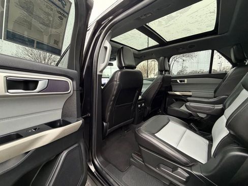 Certified 2022 Ford Explorer XLT w/ Equipment Group 202A image 35