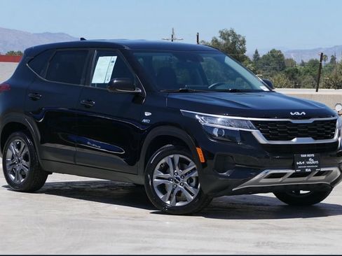 Used 2023 Kia Seltos LX AWD/4WD image 1