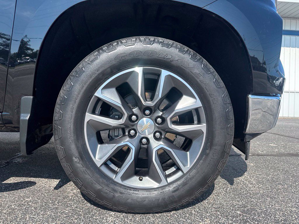 Used 2023 Chevrolet Silverado 1500 LT w/ Leather Package AWD/4WD image 9