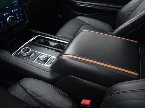 Used 2022 Ford Expedition Platinum image 12