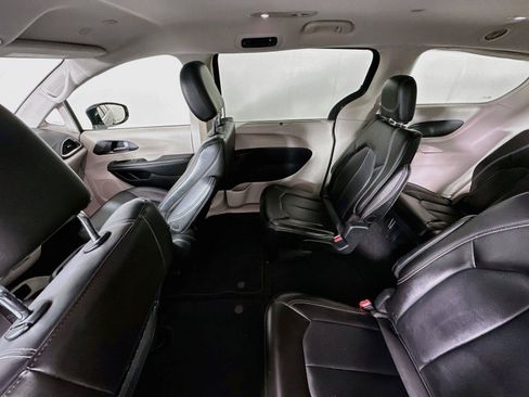 Used 2024 Chrysler Pacifica Touring-L FWD image 11