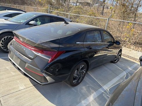 Certified 2025 Hyundai Elantra Limited image 3