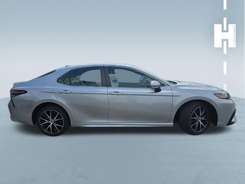 Used 2024 Toyota Camry SE image 2