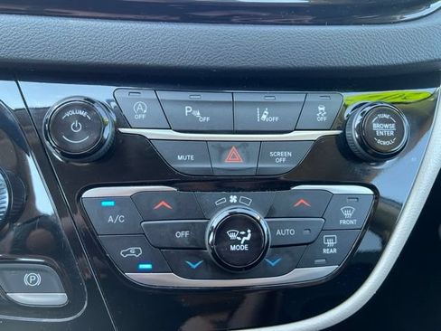 Certified 2024 Chrysler Pacifica Touring-L FWD image 28