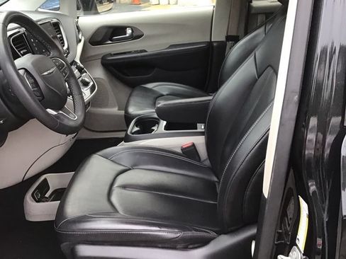 Used 2023 Chrysler Pacifica Touring-L FWD image 6