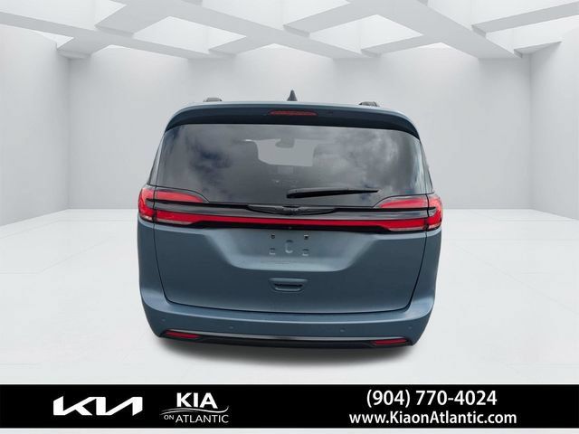 Used 2024 Chrysler Pacifica Limited w/ S Appearance Package FWD image 4