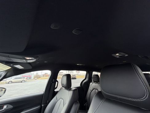 Used 2025 Chrysler Voyager LX FWD image 27