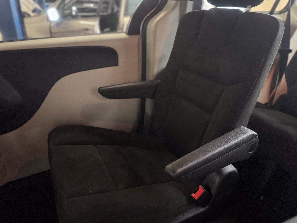 Used 2015 Dodge Grand Caravan SE FWD image 31