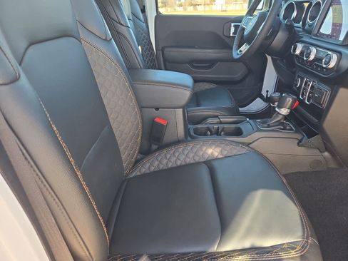 Used 2023 Jeep Gladiator Overland image 18