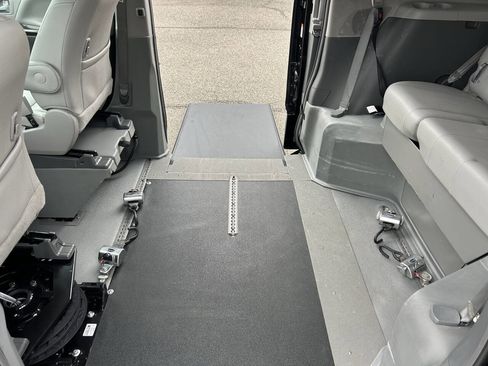 Used 2017 Toyota Sienna XLE FWD image 28