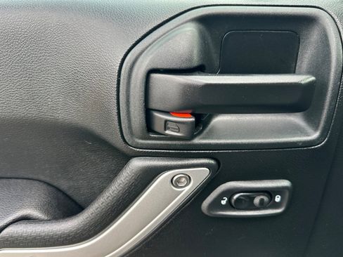 Used 2018 Jeep Wrangler Unlimited Rubicon w/ Connectivity Group image 11