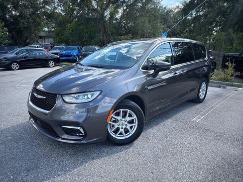 Used 2023 Chrysler Pacifica Touring-L FWD image 2