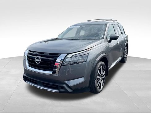 Used 2025 Nissan Pathfinder Platinum w/ Cargo Package FWD image 4