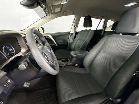 Used 2018 Toyota RAV4 LE FWD image 3