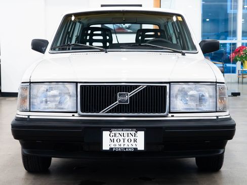 Used 1990 Volvo 240 DL image 2