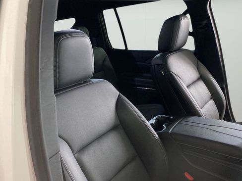 Used 2025 Chevrolet Traverse LT FWD image 27