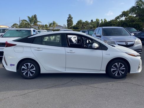 Used 2019 Toyota Prius Prime Advanced w/ Carpet Mat Package FWD image 2