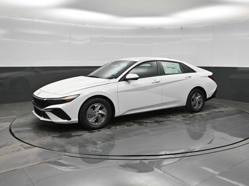 New 2026 Hyundai Elantra SE FWD image 1