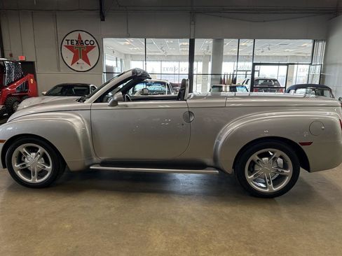 Used 2004 Chevrolet SSR w/ Preferred Equipment Group image 45