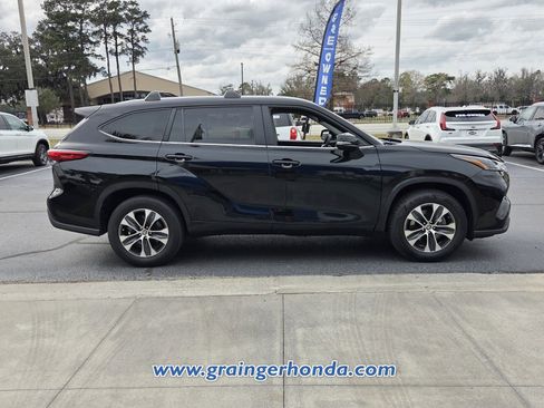 Used 2023 Toyota Highlander XLE image 4