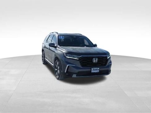 Used 2025 Honda Pilot Touring image 3