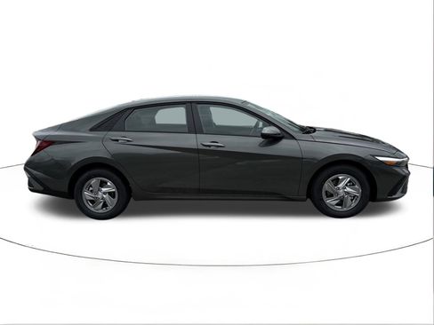 New 2026 Hyundai Elantra SE FWD image 2