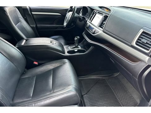 Used 2017 Toyota Highlander XLE image 18