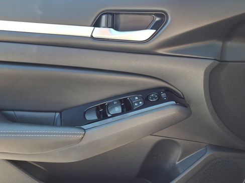 Used 2025 Nissan Altima 2.5 SL FWD image 14
