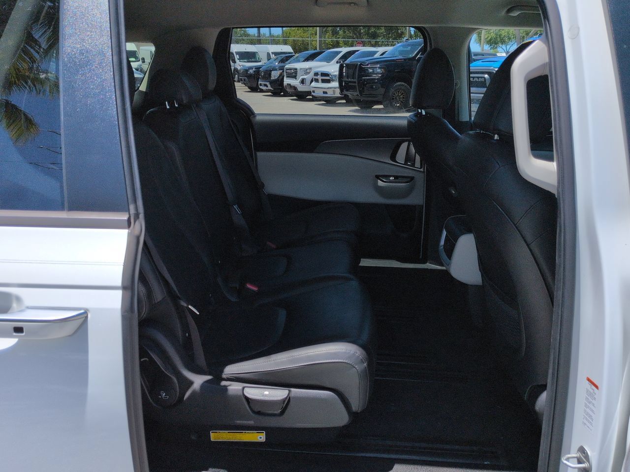Used 2023 Kia Carnival LX FWD image 14