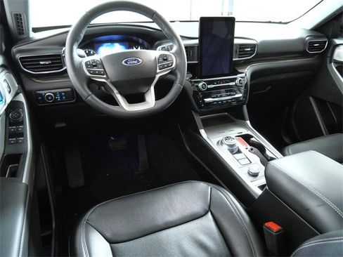 Certified 2023 Ford Explorer Limited w/ Limited Technology Package image 4