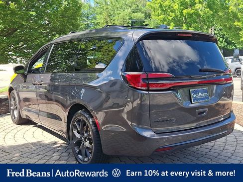 Used 2022 Chrysler Pacifica Touring-L w/ Uconnect Theater Family Group AWD/4WD image 5