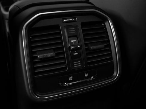 Used 2025 Porsche Macan image 46