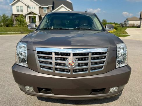 Used 2014 Cadillac Escalade Luxury AWD/4WD image 2